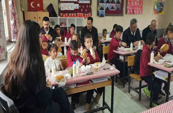 Müdür Bozyel’den köy okulu öğrencilerine döner ve ayran sürprizi
