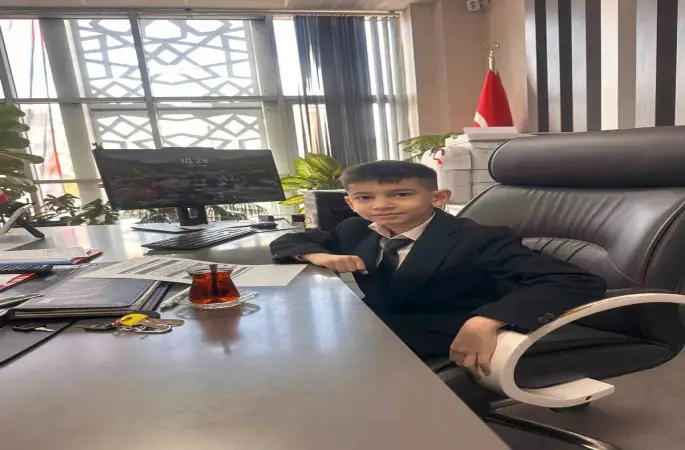 Müdür koltuğuna oturan küçük çocuk ilk talimatıyla arkadaşlarını sevindirdi
