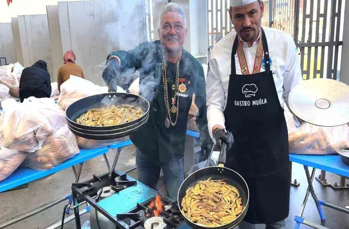 Muğla’da Karadeniz rüzgarı: 5 ton hamsi ikram edildi
