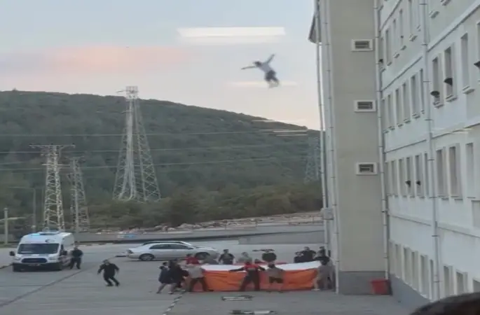 Muğla’da yurdun penceresinden atlayan genç hayatını kaybetti
