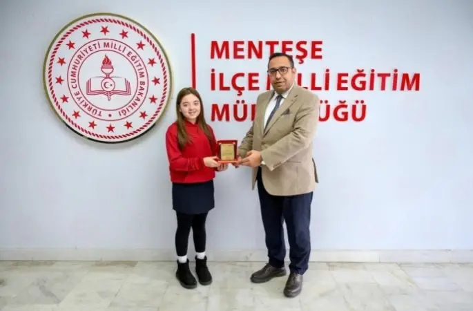 Muğlalı Azra, İstiklal Marşı’nı Güzel Okuma Yarışması’nda Türkiye birincisi oldu
