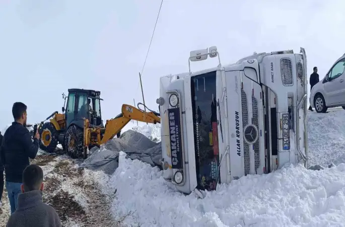 Muradiye’de gizli buzlanmadan dolayı tır devrildi
