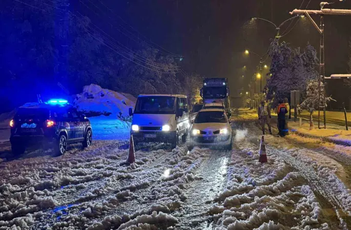 Muş-Bingöl kara yolunda mahsur kalan 40 araçtaki yaklaşık 80 kişi kurtarıldı
