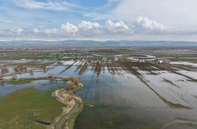 Muş Ovası’nda kar erimesi ve sağanak tarım arazilerini sular altında bıraktı
