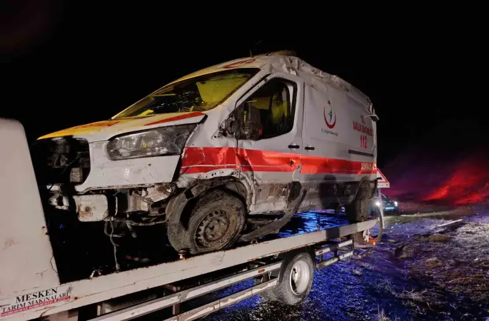Muş’ta ambulansı devrildi: 5 yaralı
