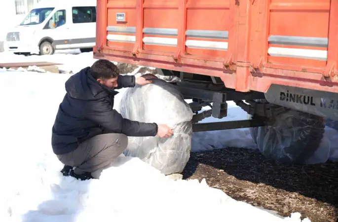 Muş’ta çiftçiler tarım araçlarını kış şartlarına karşı koruyor
