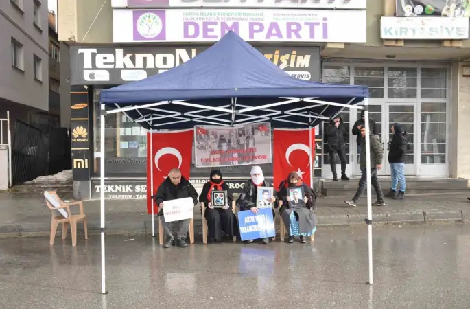 Muş’ta evlat nöbeti sürüyor
