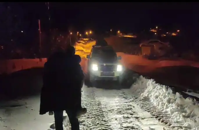 Muş’ta kapanan köy yolu şeker hastası için açıldı
