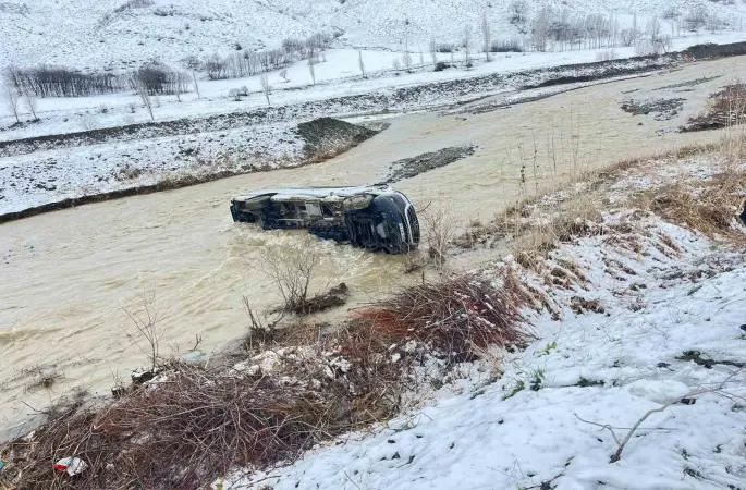 Muş’ta minibüs dereye uçtu: 8 yaralı
