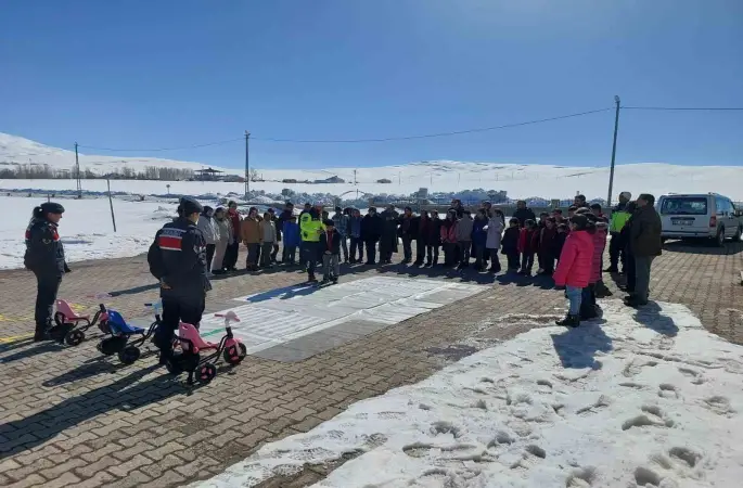 Muş’ta öğrencilere jandarmadan trafik ve güvenlik eğitimi
