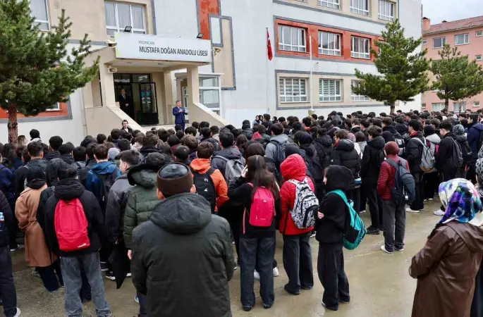 Mustafa Doğan Anadolu Lisesi’nde şehitler için saygı programı
