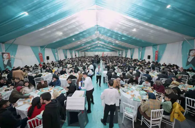 Mustafa Varank ve Can Aksoy, gönül sofrasında Esenyurtlularla bir araya geldi
