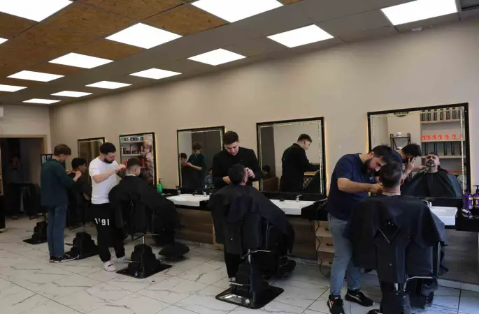 Müşteriler tıraşı son güne bıraktı: Berberler yoğunluktan randevu sistemine geçti
