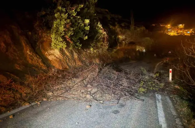 Mut’ta aşırı yağış nedeniyle kapanan yol ulaşıma açıldı
