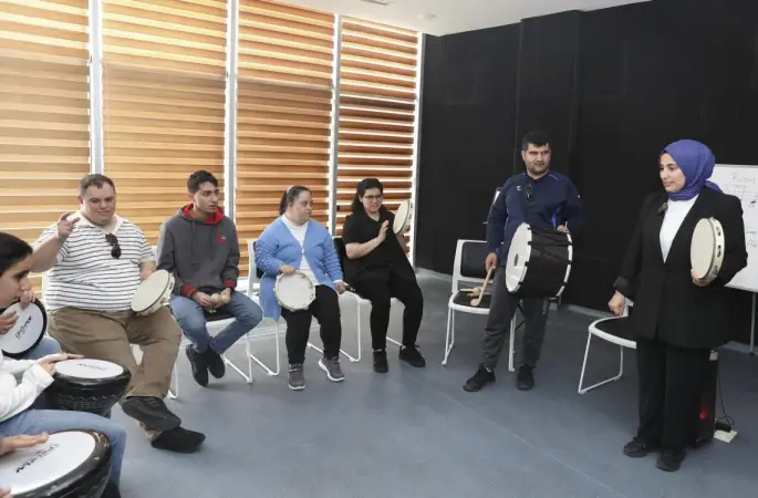 Müzikle engeller aşılıyor
