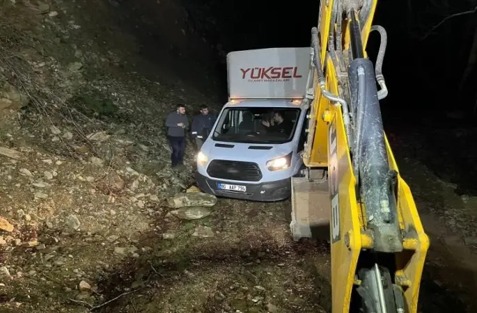 Navigasyonun yanılttığı 3 kişi, dağ yolunda araçla çamura saplanarak mahsur kaldı
