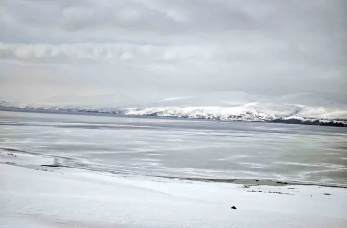 Nazik Gölü’nde buzların çözülmesi bu yıl gecikti
