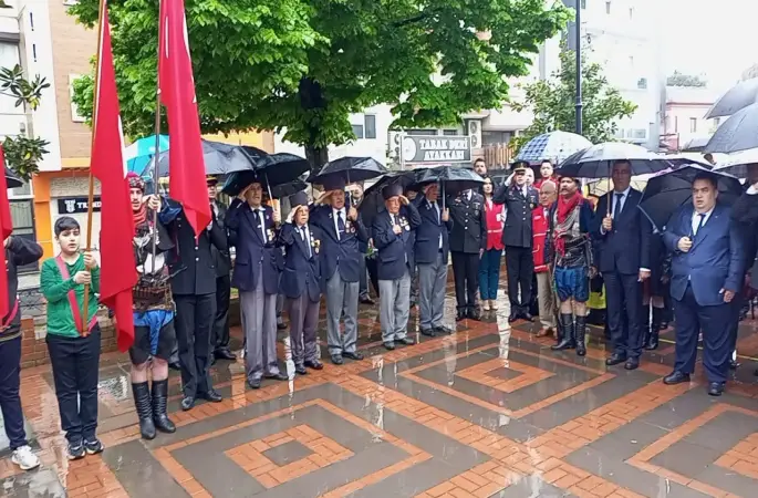 Nazilli’de 23 Nisan yağmur altında kutlandı
