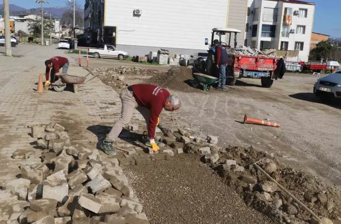 Nazilli’de yol seferberliği, bozulan parkeler yenileniyor
