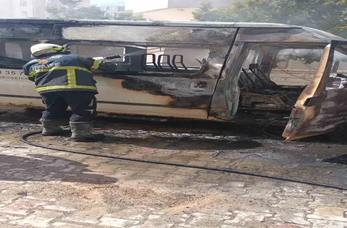 Nevşehir’de park halindeki minibüs alev alev yandı
