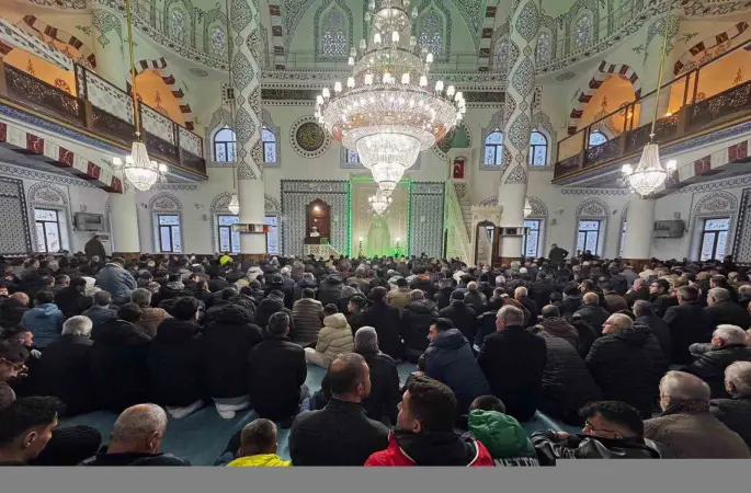 Niğde’de bayram namazı sonrası bayramlaşma
