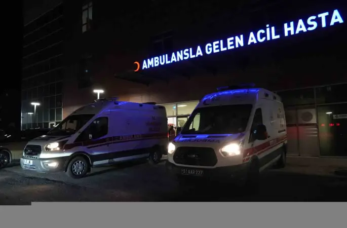 Niğde’de kontrolden çıkan otomobil elektrik direğine çarptı: 1 ölü, 1 yaralı
