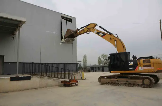 Nilüfer’de 4 bin metrekarelik kaçak depo yıkıldı
