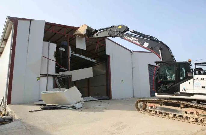 Nilüfer’de tarım alanındaki 900 metrekarelik kaçak yapı yıkıldı
