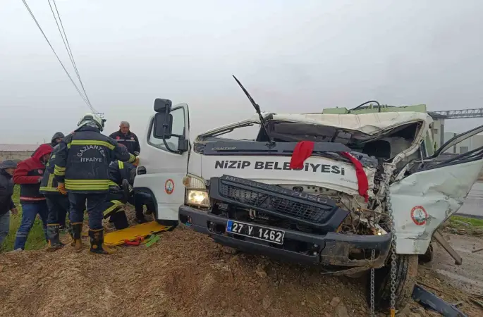 Nizip Belediyesi’ne ait araç kaza yaptı: 1 yaralı
