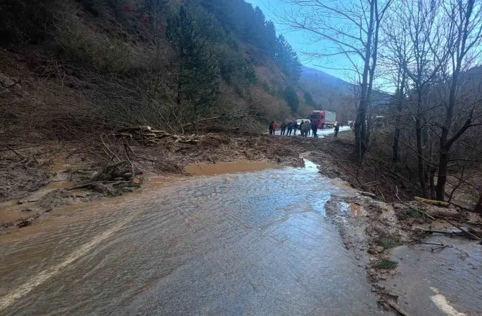 Ödemiş-Salihli yolunda heyelan
