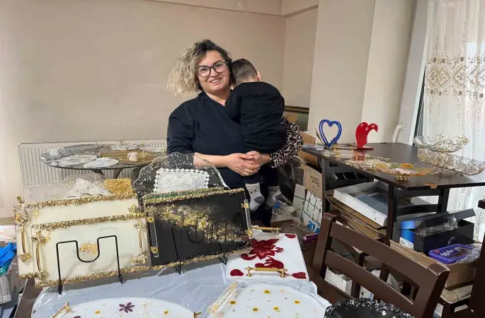 Oğlunun tedavi masrafları için evini atölyeye çevirdi
