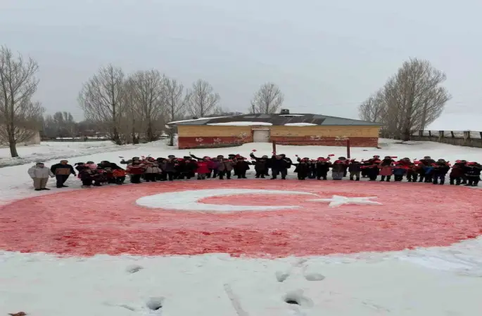 Öğrenciler kardan Türk bayrağı yaptı
