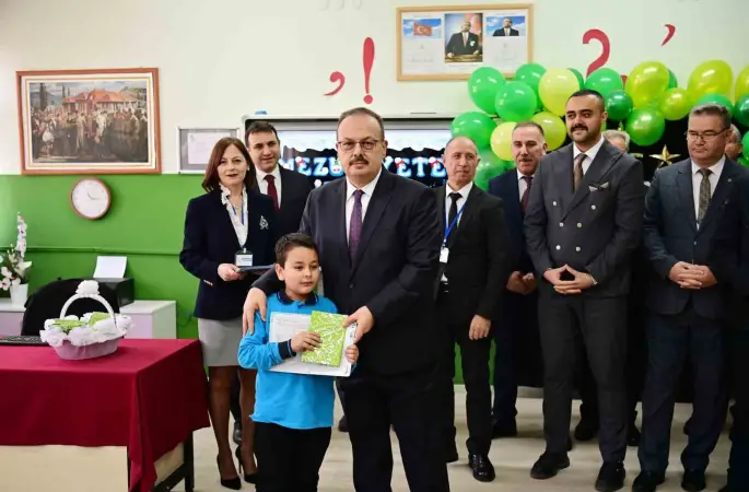 Öğrencilerin karnelerini Vali Canbolat verdi
