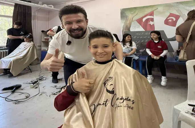 Öğrencilerin yüzü gülsün diye iş yerinin kapısına kilit vurdu
