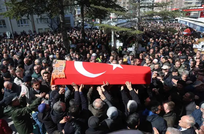 Öğrencisi tarafından öldürülen Fatma Nur öğretmen son yolculuğuna uğurlandı
