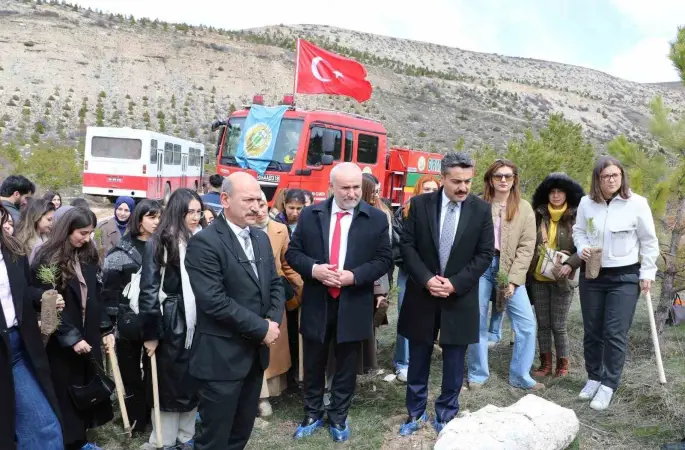 Öğretmen adayları fidanları toprakla buluşturdu
