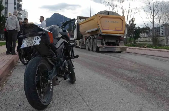 Okul dönüşü kamyon ile çarpışan motosikletteki 2 genç yaralandı
