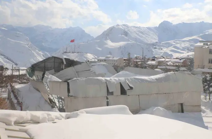 Okulların tatil olması faciayı önledi: Halı sahanın tavanı çöktü
