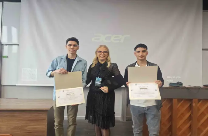 Okullarını uluslararası kongrede başarıyla temsil ettiler
