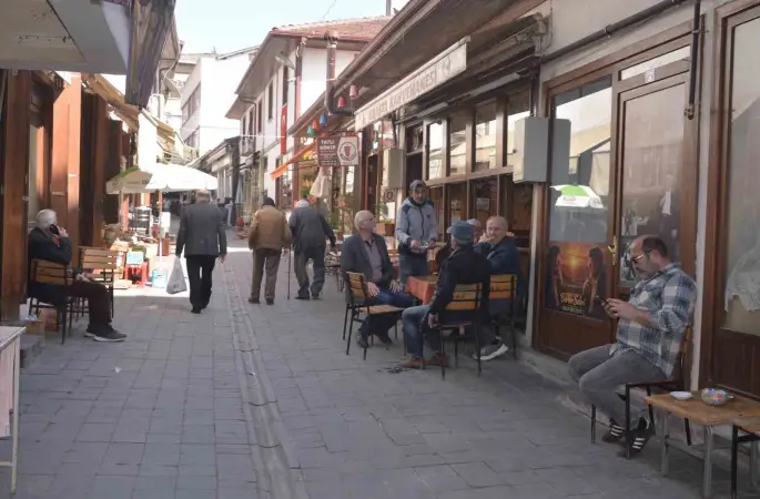 Ölen müşterilerinin hatıralarını kıraathanenin duvarında yaşatıyor
