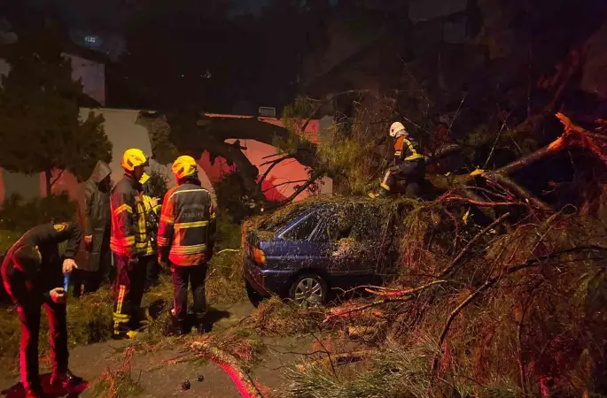 Önce duvarı yıktı sonra otomobilin üzerine devrildi: 2 yaralı
