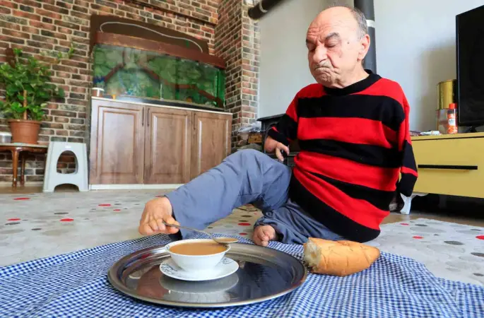 Onu görenler azmine hayran kalıyor: Ayaklarıyla tıraş oluyor, yemek yiyor, para üstü veriyor
