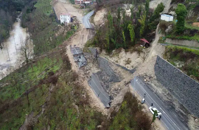 Ordu-İç Anadolu bağlantı yolundaki heyelan havadan görüntülendi
