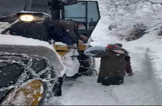 Ordu’da hastalanan bebek, kardan kapanan yolda iş makinesi ile taşındı
