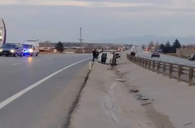 Orta refüje devrilen hafif ticari araçta 5 kişi yaralandı
