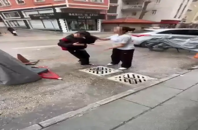 Ortaokul öğrencisi akranını saçından tutup yere yatırdı, kafasına ayağıyla bastı
