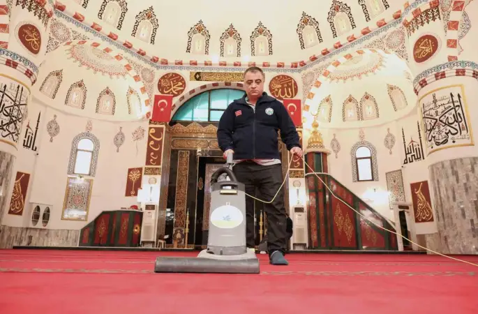 Osmangazi’de camiler Ramazan’a özenle hazırlandı
