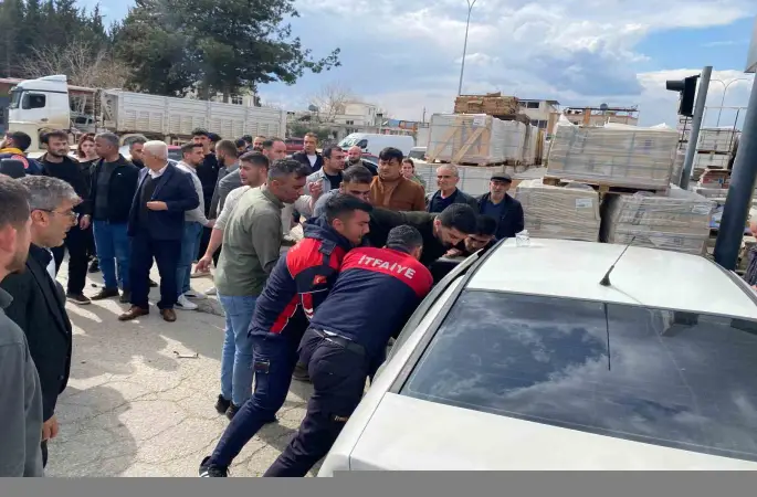 Osmaniye’de otomobil inşaat malzemelerine çarptı: 2’si ağır 3 yaralı
