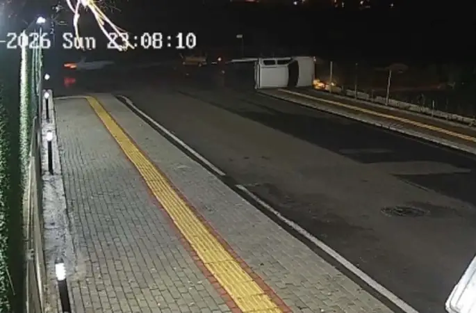 Osmaniye’de otomobille çarpışan kamyonet yan yattı: 2 yaralı
