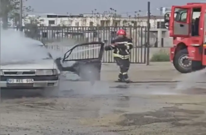 Osmaniye’de park halindeki otomobil alev alev yandı
